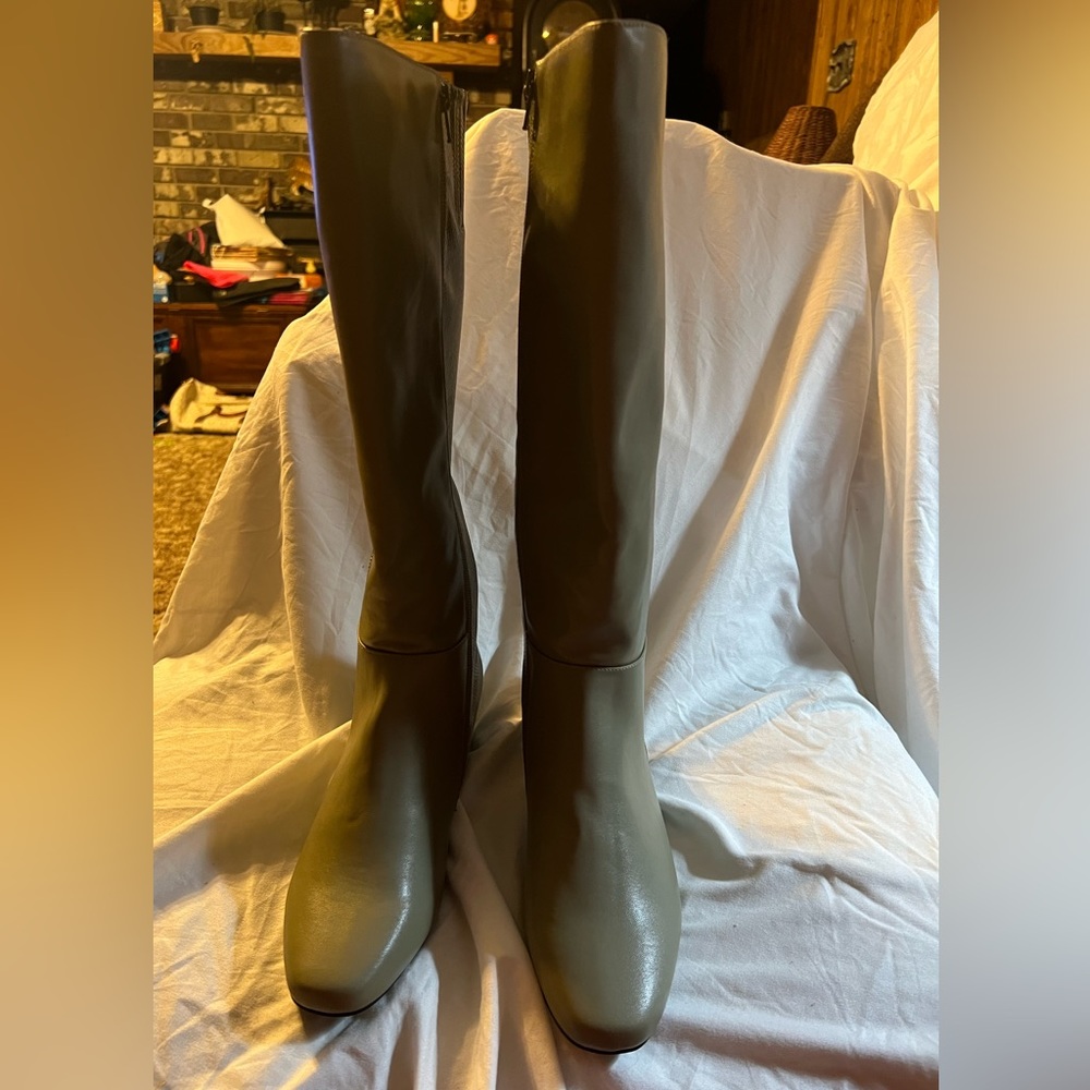 EUC Comfortview knee high boots. Size 8 1/2 W women’s.